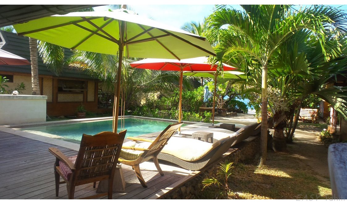 piscine stylée ou lagon en pension de famille romantique à Moorea pour votre voyage en polynésie