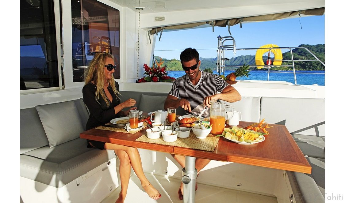 repas sur votre catamaran sur l’île de Bora Bora