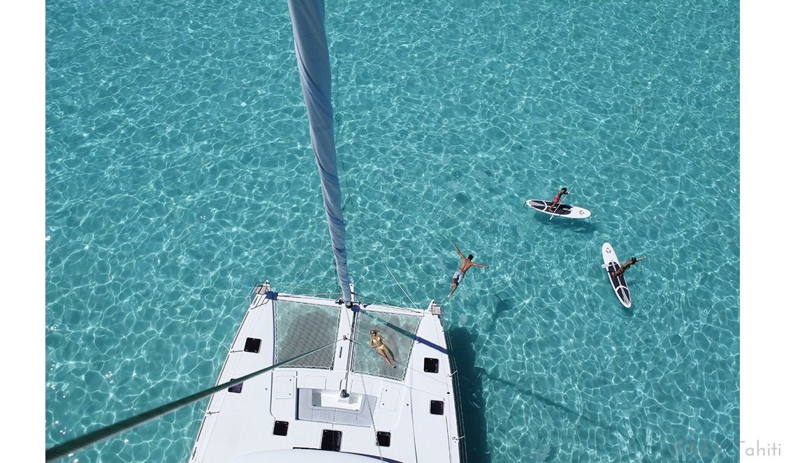 pont avant de votre catamaran en croisière en Polynésie